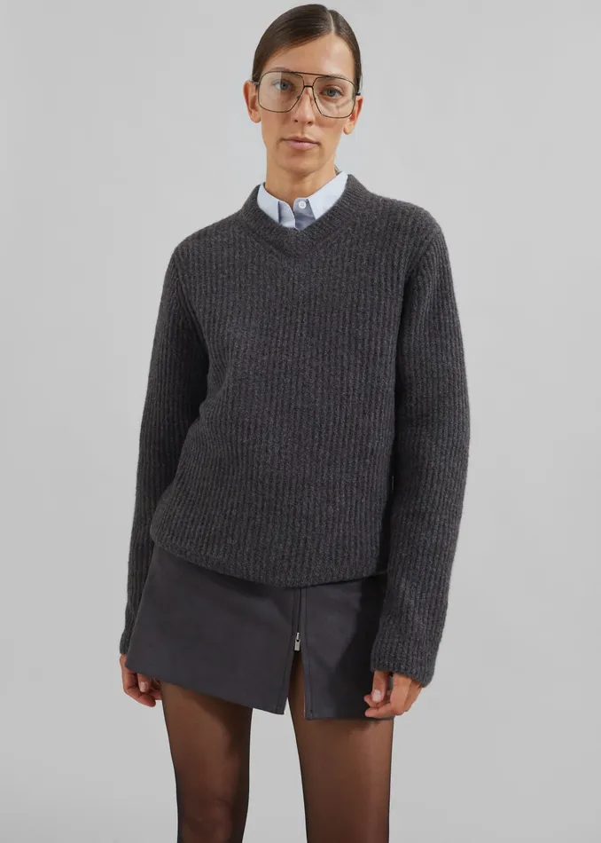 The Frankie Shop Knitwear Samse Samse Sakoji VNeck 8211 Volcanic Ash 8211 MenWomen