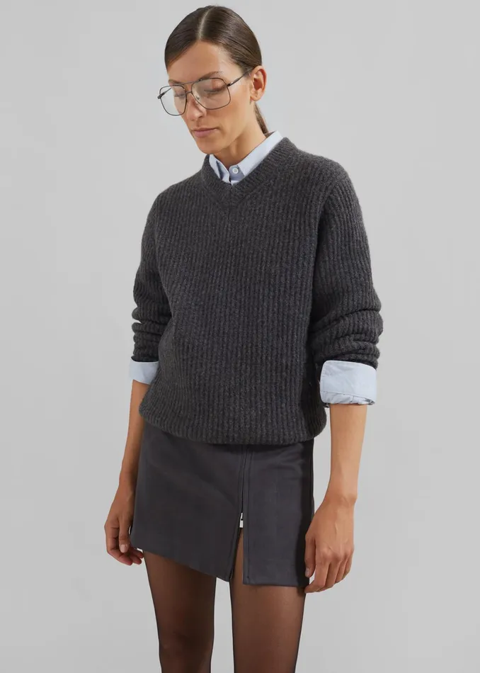 The Frankie Shop Knitwear Samse Samse Sakoji VNeck 8211 Volcanic Ash 8211 MenWomen